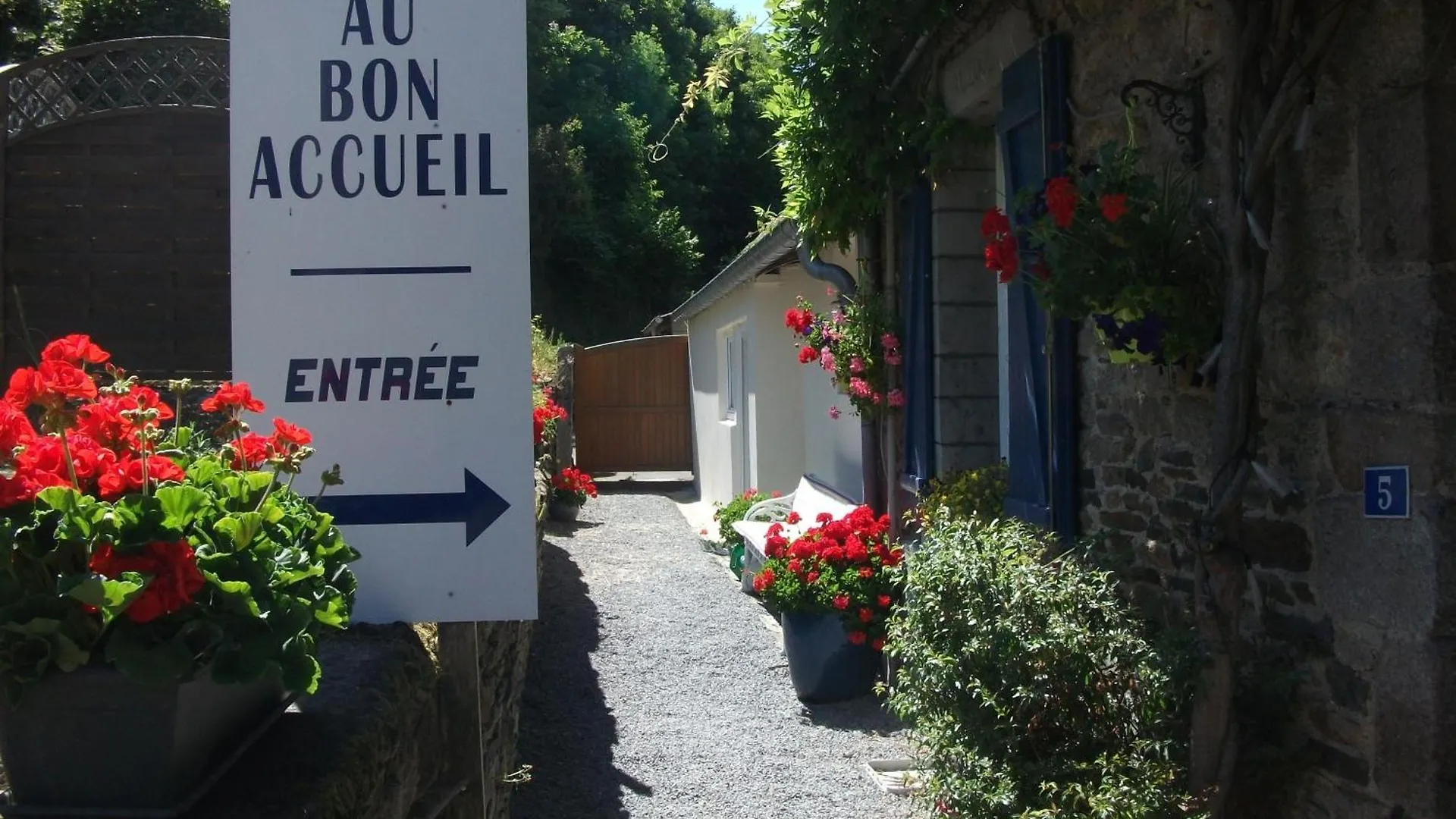 Au Bon Accueil Bed and Breakfast Saint-Marcan 2*,